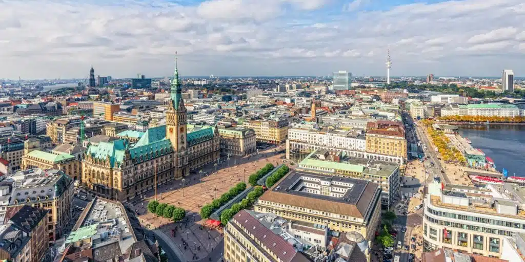 Die Dächer von Hamburg mit dem Hamburger Rathaus.