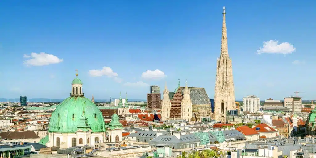 Die Dächer von Wien mit dem Stephansdom bei schönem wetter.