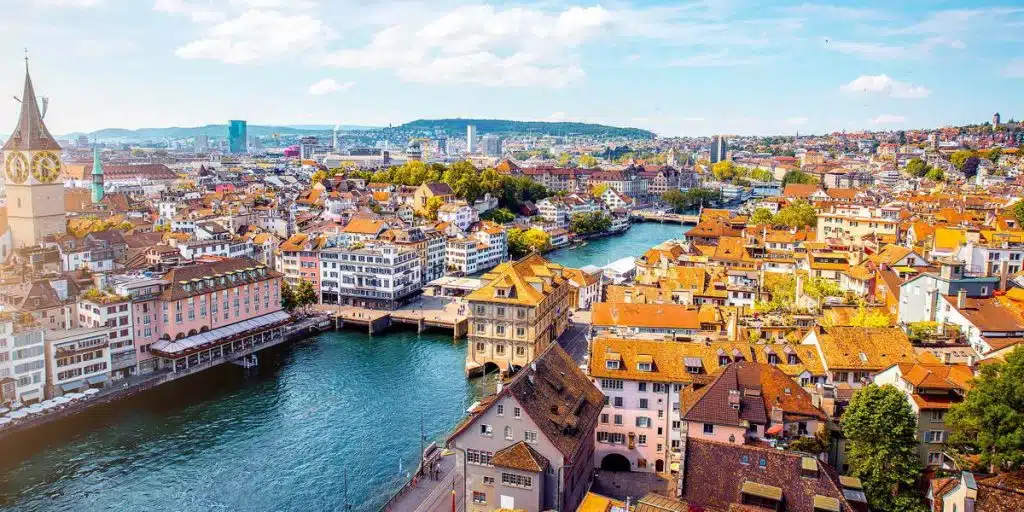 Blick auf die Limmat und die Stadt Zürich.